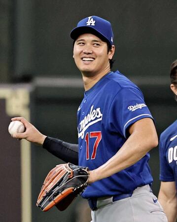 　試合前に笑顔でキャッチボールするドジャースの大谷（共同）