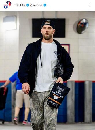 　球場入りするフィリーズのハーパー。ＭＬＢ選手会のインスタグラム（ｍｌｂｐａ）より
