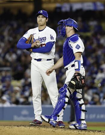 マウンドで捕手スミスと話をする大谷（提供・共同通信社）