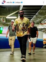 球場入りするレイズのカミネロ。ＭＬＢ選手会のインスタグラム（ｍｌｂｐａ）より