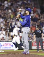 　アストロズ戦の２回、ウォーカー（奥左）に先制ソロを浴びたドジャース・大谷＝ヒューストン（共同）