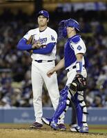 マウンドで捕手スミスと話をする大谷（提供・共同通信社）