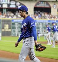 　アストロズ戦の７回を投げ終え、ベンチに戻るドジャース先発の大谷＝ヒューストン（共同）