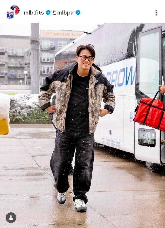　球場入りする山本由伸。ＭＬＢ選手会のインスタグラム（ｍｌｂｐａ）より