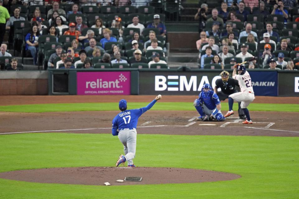 　アストロズ戦の１回、第１球を投じるドジャース・大谷。打者アルテューベ＝ヒューストン（共同）