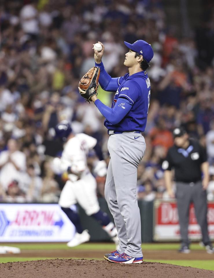 　アストロズ戦の２回、ウォーカー（奥左）に先制ソロを浴びたドジャース・大谷＝ヒューストン（共同）