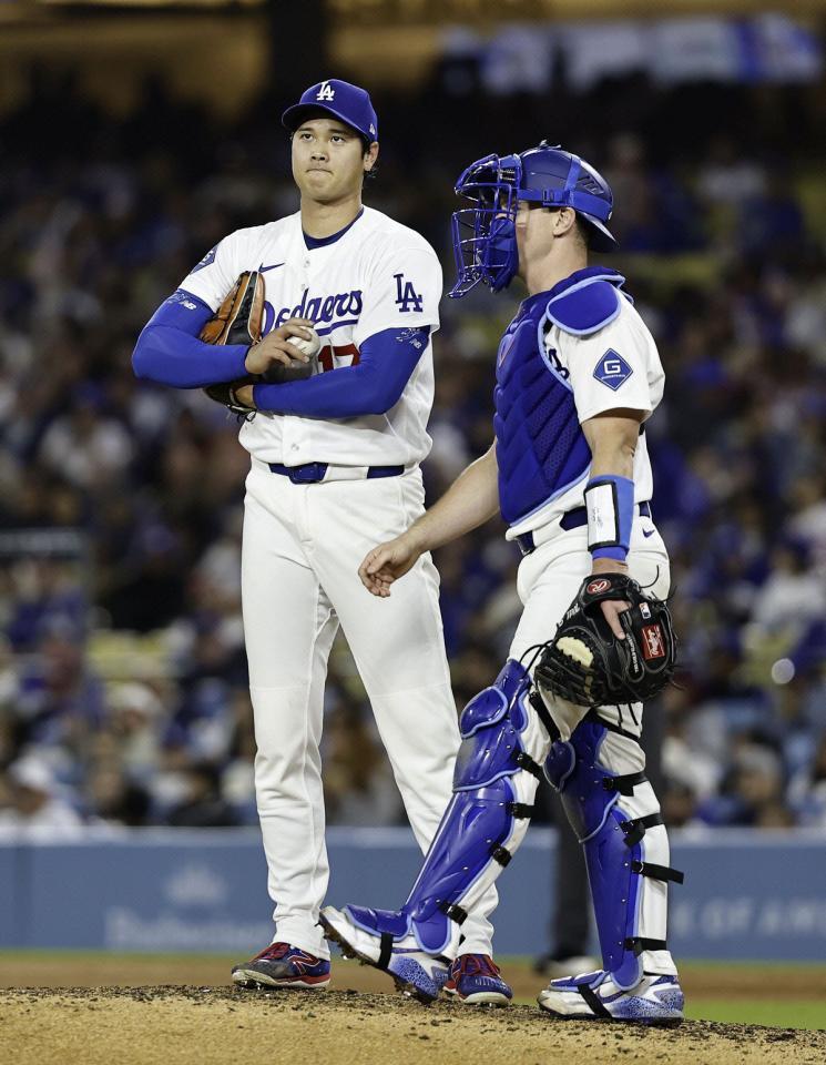 マウンドで捕手スミスと話をする大谷（提供・共同通信社）