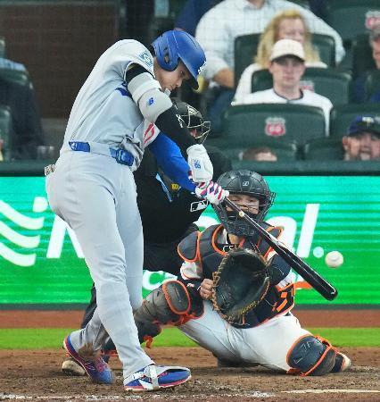 　アストロズ戦の５回、適時打を放つドジャース・大谷＝ヒューストン（共同）