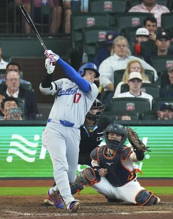 　アストロズ戦の５回、適時打を放つドジャース・大谷＝ヒューストン（共同）