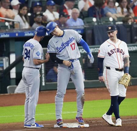 　アストロズ戦の４回、四球で出塁したドジャース・大谷＝ヒューストン（共同）
