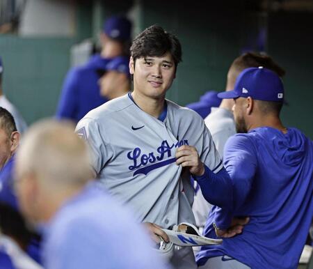 　アストロズ戦の３回、ベンチで笑顔を見せるドジャース・大谷＝ヒューストン（共同）