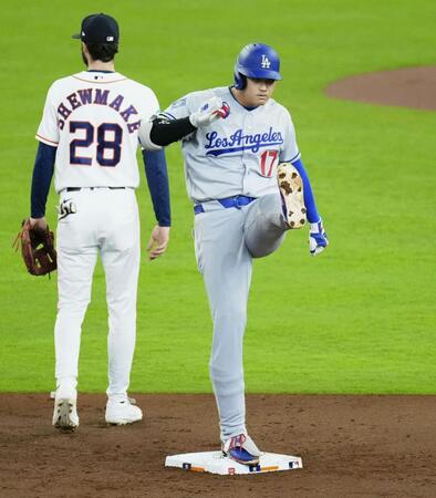 　アストロズ戦の３回、二塁打を放ちポーズをとるドジャース・大谷＝ヒューストン（共同）