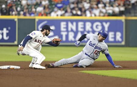 　アストロズ戦の４回、二盗を決めるドジャース・大谷＝ヒューストン（共同）