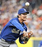 　力投するドジャース先発の大谷。７回２失点と好投したが、２敗目（共同）