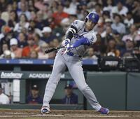　アストロズ戦の３回、二塁打を放つドジャース・大谷＝ヒューストン（共同）