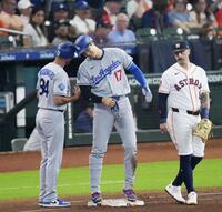 　アストロズ戦の４回、四球で出塁したドジャース・大谷＝ヒューストン（共同）