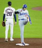 　アストロズ戦の３回、二塁打を放ちポーズをとるドジャース・大谷＝ヒューストン（共同）