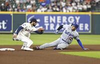 　アストロズ戦の４回、二盗を決めるドジャース・大谷＝ヒューストン（共同）