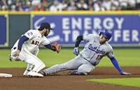 　アストロズ戦の４回、二盗を決めるドジャース・大谷＝ヒューストン（共同）