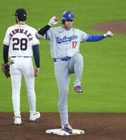 　アストロズ戦の３回、二塁打を放ちポーズをとるドジャース・大谷＝ヒューストン（共同）