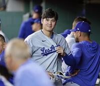 　アストロズ戦の３回、ベンチで笑顔を見せるドジャース・大谷＝ヒューストン（共同）