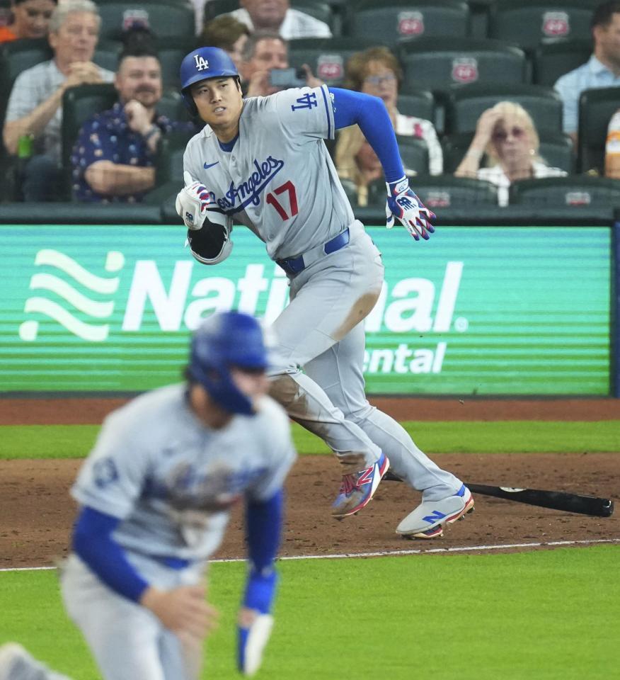 　アストロズ戦の５回、適時打を放ち一塁へ向かうドジャース・大谷＝ヒューストン（共同）