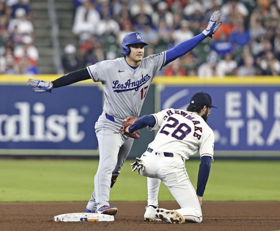 　アストロズ戦の４回、二盗を決めたドジャース・大谷＝ヒューストン（共同）