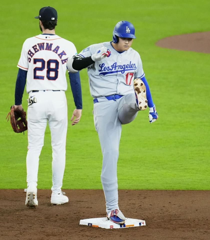 　アストロズ戦の３回、二塁打を放ちポーズをとるドジャース・大谷＝ヒューストン（共同）