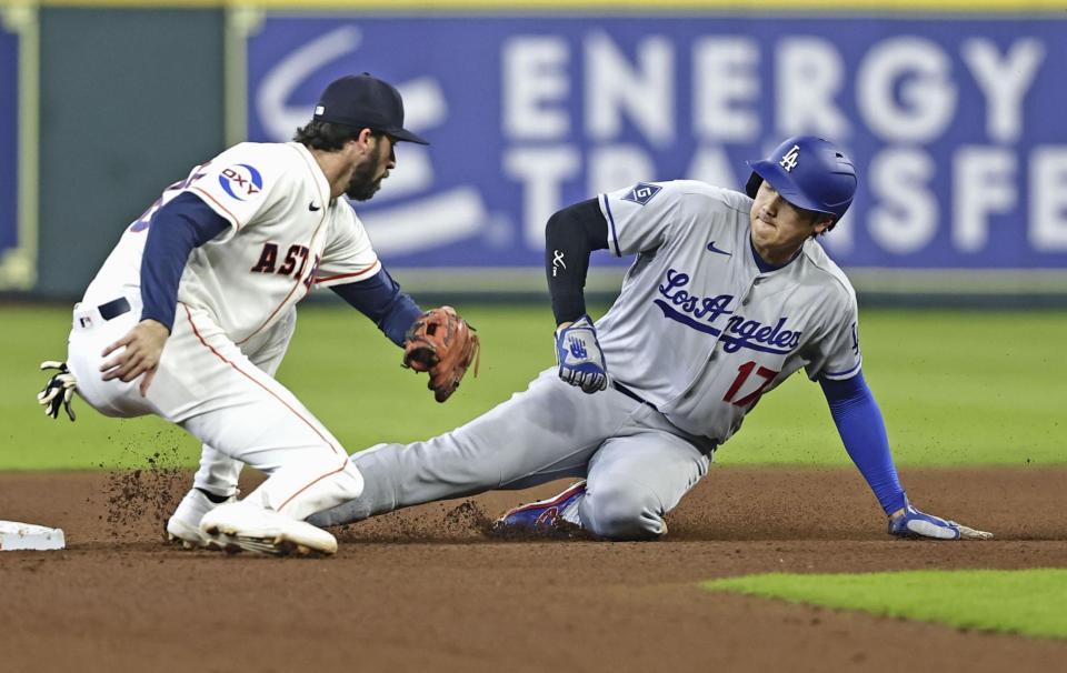 　アストロズ戦の４回、二盗を決めるドジャース・大谷＝ヒューストン（共同）