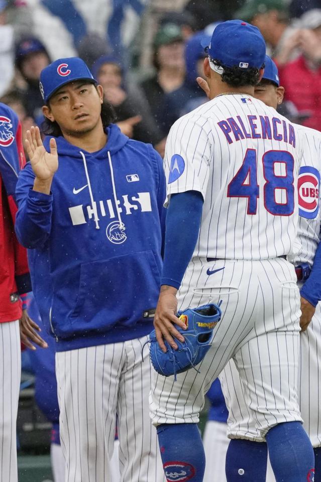 勝利し、チームメートとタッチを交わす今永（ＡＰ＝共同）