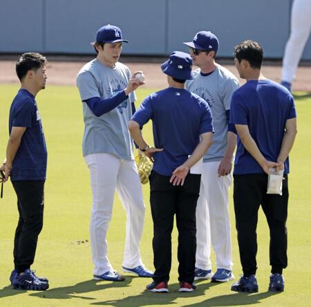 キャッチボール中、話をする佐々木（左から２人目）＝共同