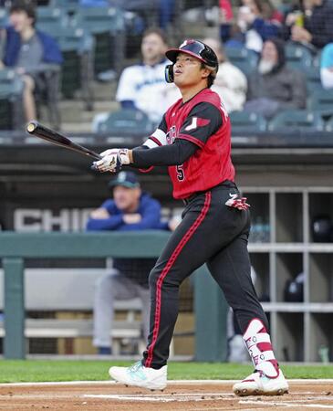 １回、15号ソロを放つ村上（共同）