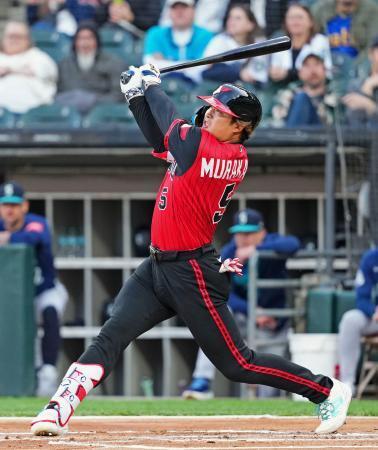 　マリナーズ戦の１回、１５号ソロを放つホワイトソックス・村上＝シカゴ（共同）