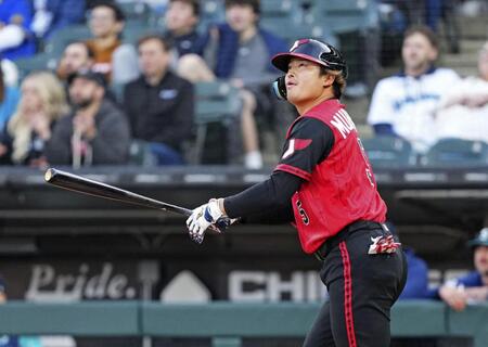 １回、１５号ソロを放つ村上（共同）