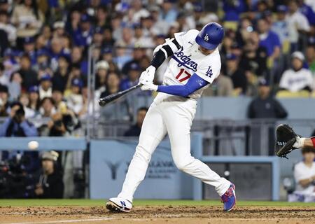 ５回、右前適時打を放つ大谷（共同）