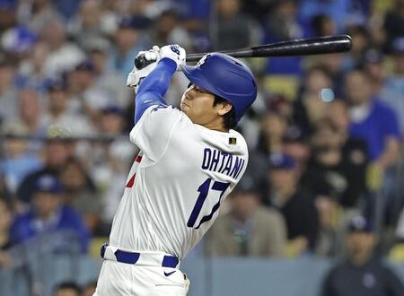 ５回、右前適時打を放つ大谷（共同）