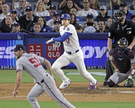 ５回、右前適時打を放つ大谷。投手セール（共同）