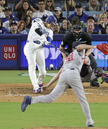 ５回、右前適時打を放つ大谷。投手セール（共同）