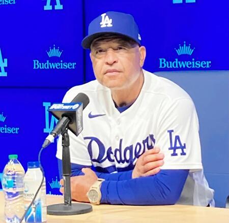 試合後、報道陣の質問に答えるロバーツ監督（撮影・小林信行）