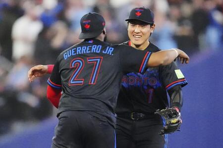 勝利し、ゲレロ（２７）と喜ぶ岡本（カナダ通信・ＡＰ＝共同）