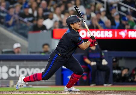 ３回、適時打を放つ岡本（ゲッティ＝共同）