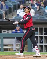 １回、15号ソロを放つ村上（共同）