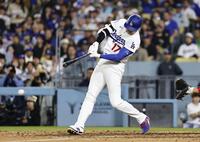 ５回、右前適時打を放つ大谷（共同）