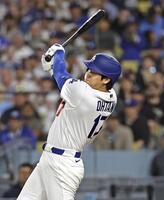 ５回、右前適時打を放つ大谷（共同）