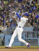 ５回、右前適時打を放つ大谷（共同）