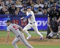 ５回、右前適時打を放つ大谷。投手セール（共同）