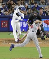 ５回、右前適時打を放つ大谷。投手セール（共同）