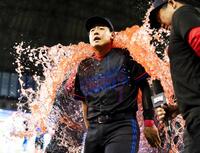 勝利し、試合後に手荒い祝福を受ける岡本（ゲッティ＝共同）