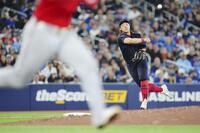 ５回、リベロの三ゴロを一塁に送球する岡本（カナダ通信・ＡＰ＝共同）