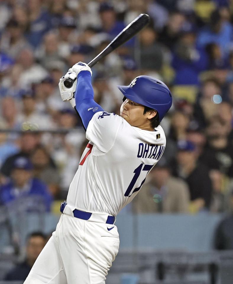 ５回、右前適時打を放つ大谷（共同）